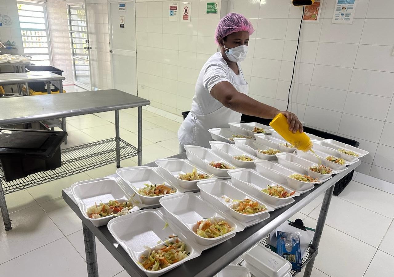 Preparación de bandejas de comida